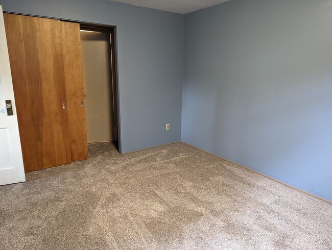 Building Photo - Luxurious 4 bedroom 2 bath house with river view - pet-friendly!