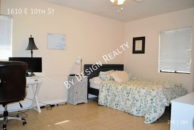 Building Photo - Updated 2 Bedroom 1 Bath - Quick Walk/Bike...