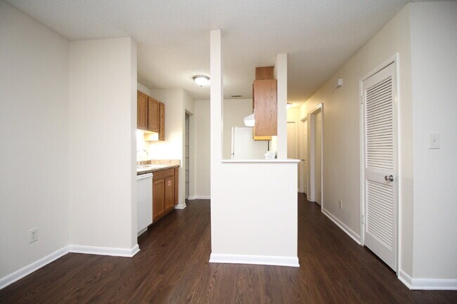 Building Photo - 2BR/1BA Apartment with Wood-Look Flooring,...