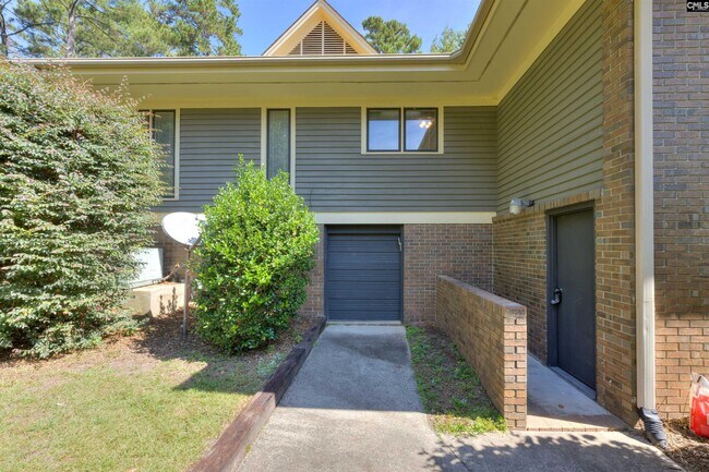 Building Photo - 9 Fairway Ln
