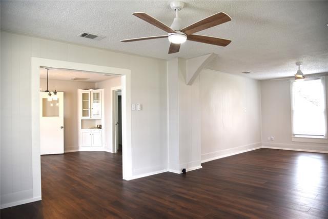 Building Photo - 900 W Chestnut St