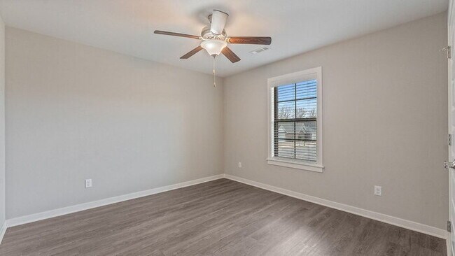 Building Photo - "Charming 4-Bed Oasis with 2 Full Baths in Prime Fayetteville Location – 1800 Sq Ft of Comfort!"