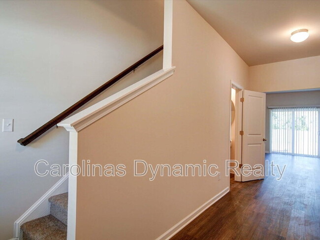 Building Photo - 916 S Battleground Ave