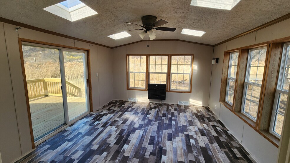 Building Photo - 433 N Crotty Ln