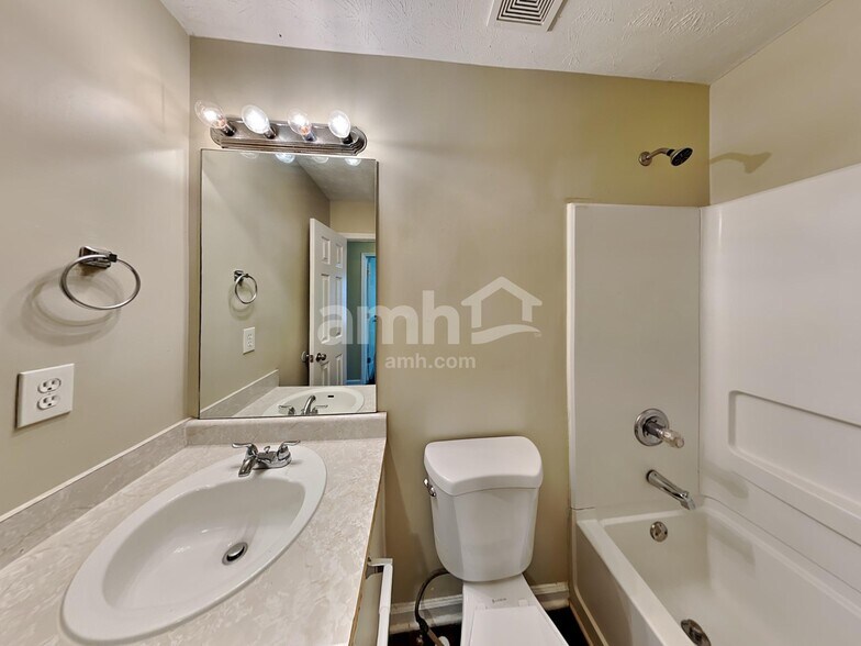 Building Photo - 602 Thrasher Ct