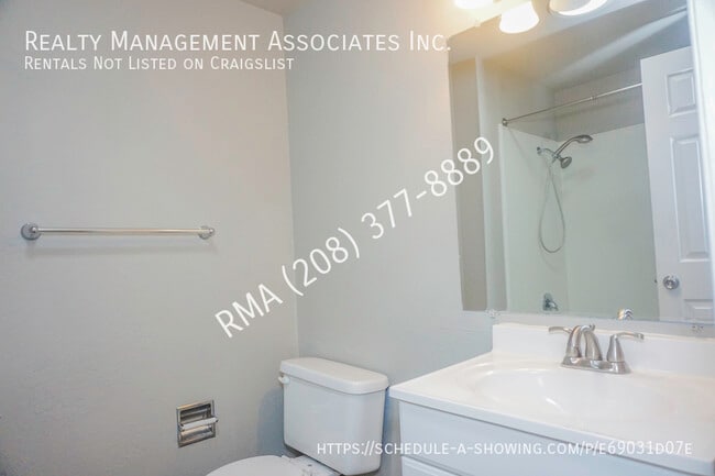 Building Photo - 1045 E Victory Rd