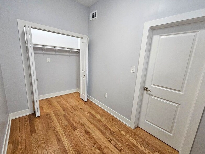 Building Photo - 1415 W Erie St