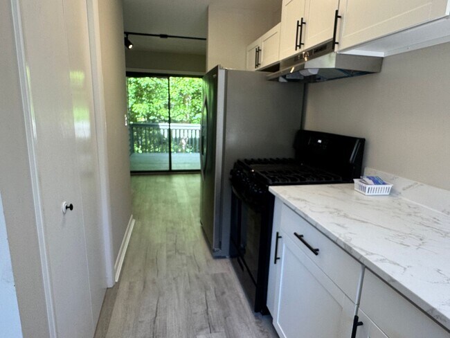 Building Photo - 1 Bedroom, 1 Bathroom Townhouse in High Point!