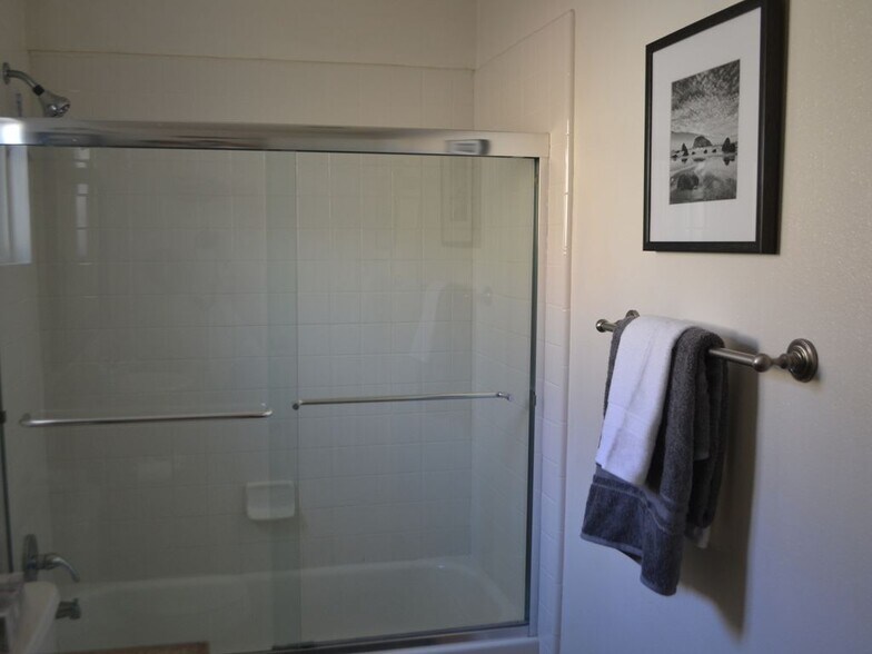 Building Photo - 676 Seacoast Dr