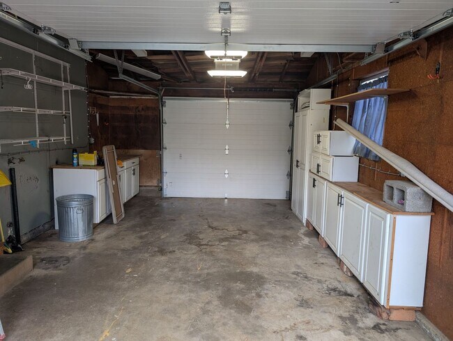 Building Photo - Single Family Home Near Shopping and Schools