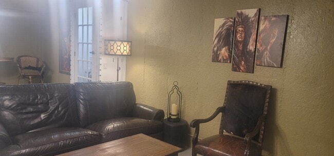 Building Photo - 1613 Draw St