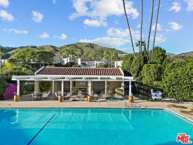 Building Photo - 23924 De Ville Way