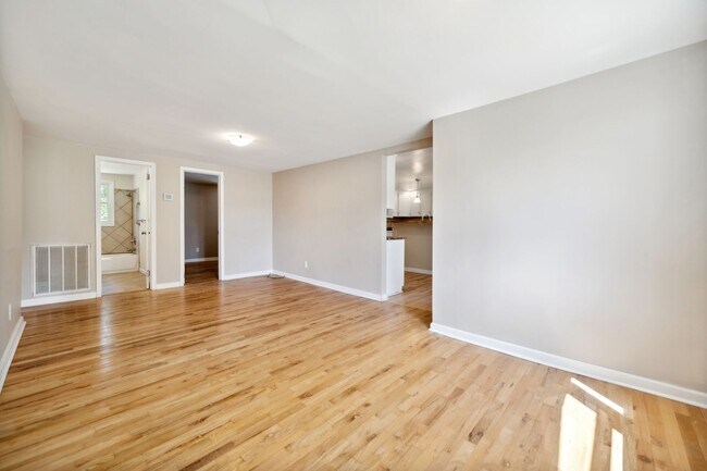 Building Photo - Beautifully Renovated 4 Bedroom 2 Bath in South Raleigh