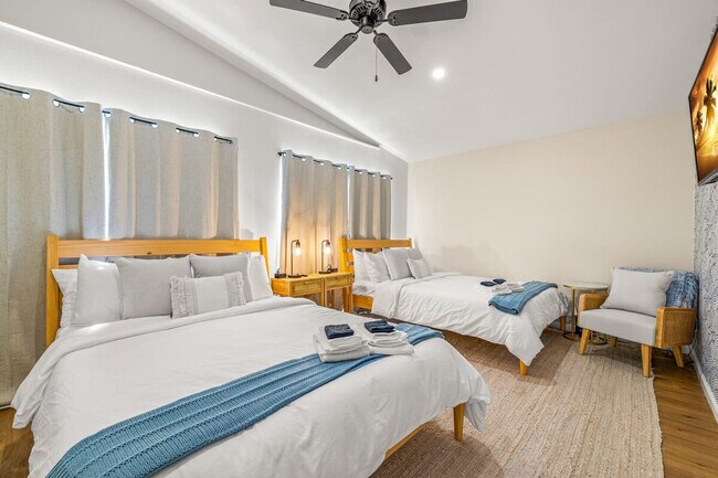 Building Photo - 10703 Del Prado Dr S