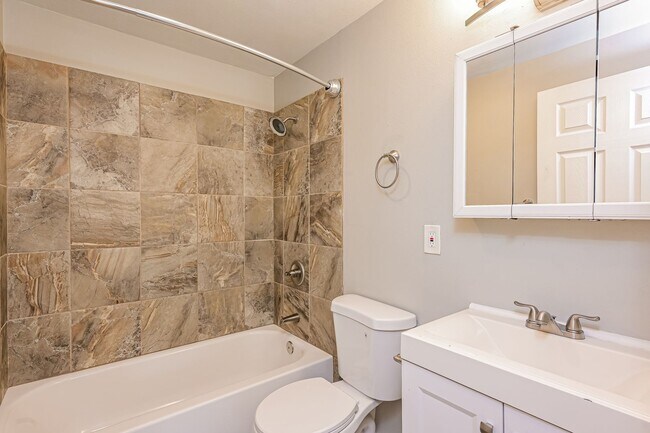 Building Photo - 5011 SW Beaverton Hillsdale Hwy