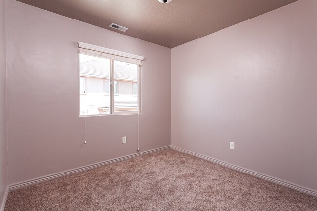 Building Photo - 1000 E Blf Vw Dr
