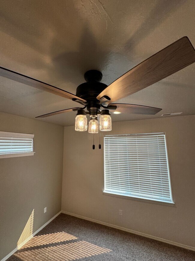 Building Photo - Charming 3-bedroom, 2-bathroom home locate...