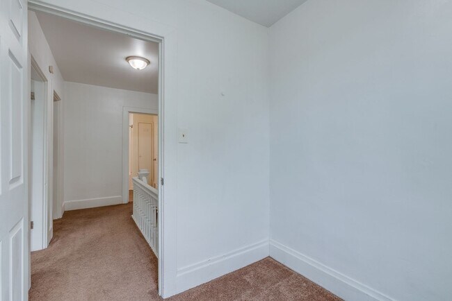 Building Photo - Available August  2026 - Beautiful 2.5 Bedroom, 1 Bath Home in Mt. Washington Area!