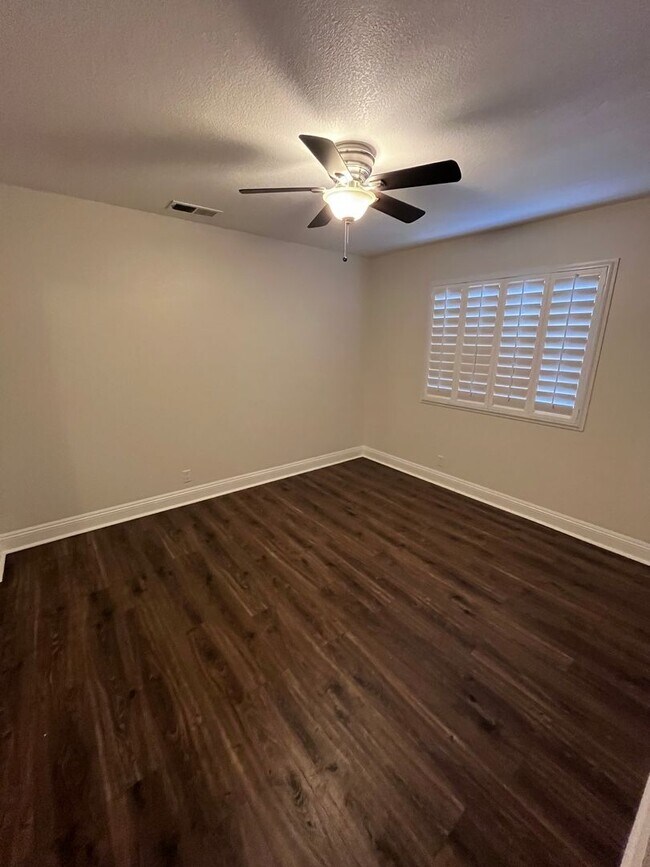 Building Photo - 4 BEDROOM TROPICAL OASIS IN W. ROSEVILLE W...