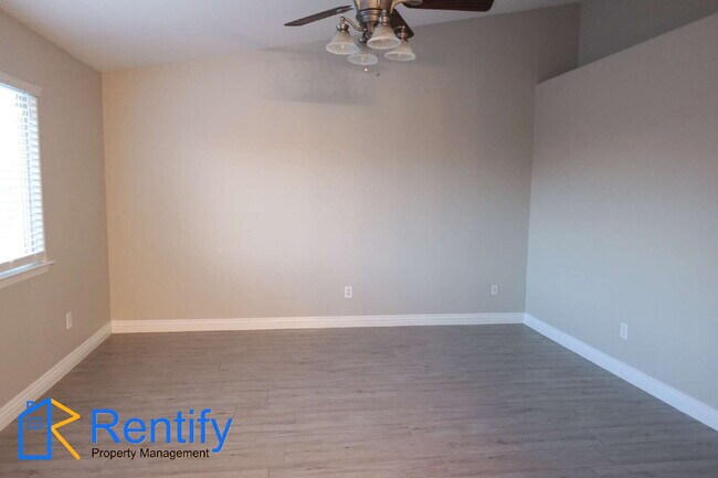 Building Photo - Updated! 4BD/2BA Home in SW Bakersfield
