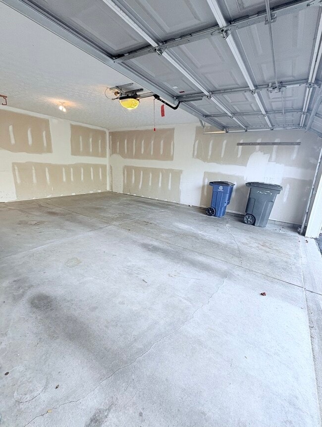 Building Photo - Beautiful 3 Bed, 3 Bath- Condo in Vibrant ...