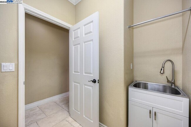 Building Photo - 1207 Villagio Dr
