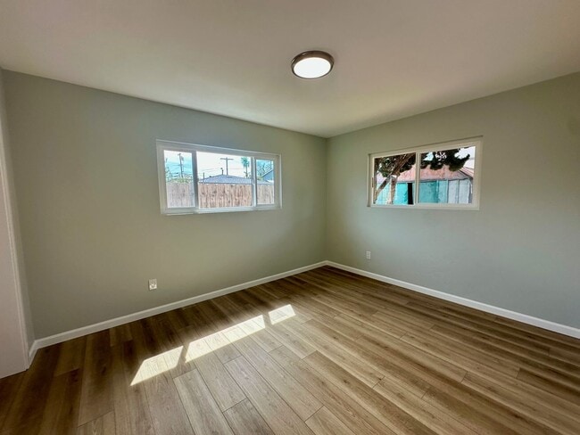 Building Photo - COMING SOON--2 bed/1 bath in IB