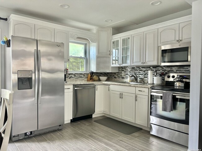 Building Photo - 328 Fern Pl