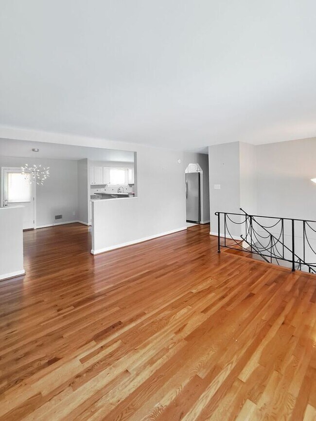 Building Photo - Coming Soon! Attractive Mid Century Modern...