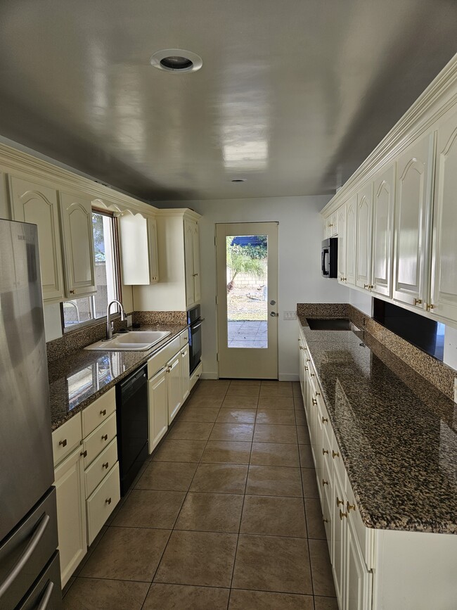 Kitchen - 3657 Broadmoor Blvd