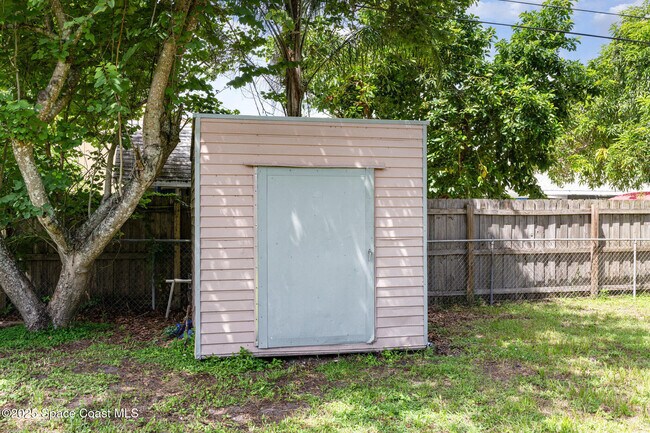 Building Photo - 935 S Varr Ave