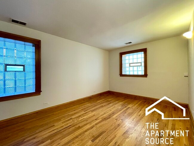Building Photo - 3242 W Wrightwood Ave