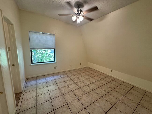 Building Photo - 220 Big Oaks Dr