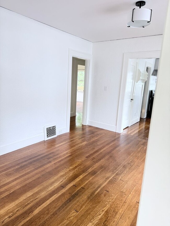 Building Photo - West Asheville Bungalow. 2 bedrooms, 1 bathroom. Great location!