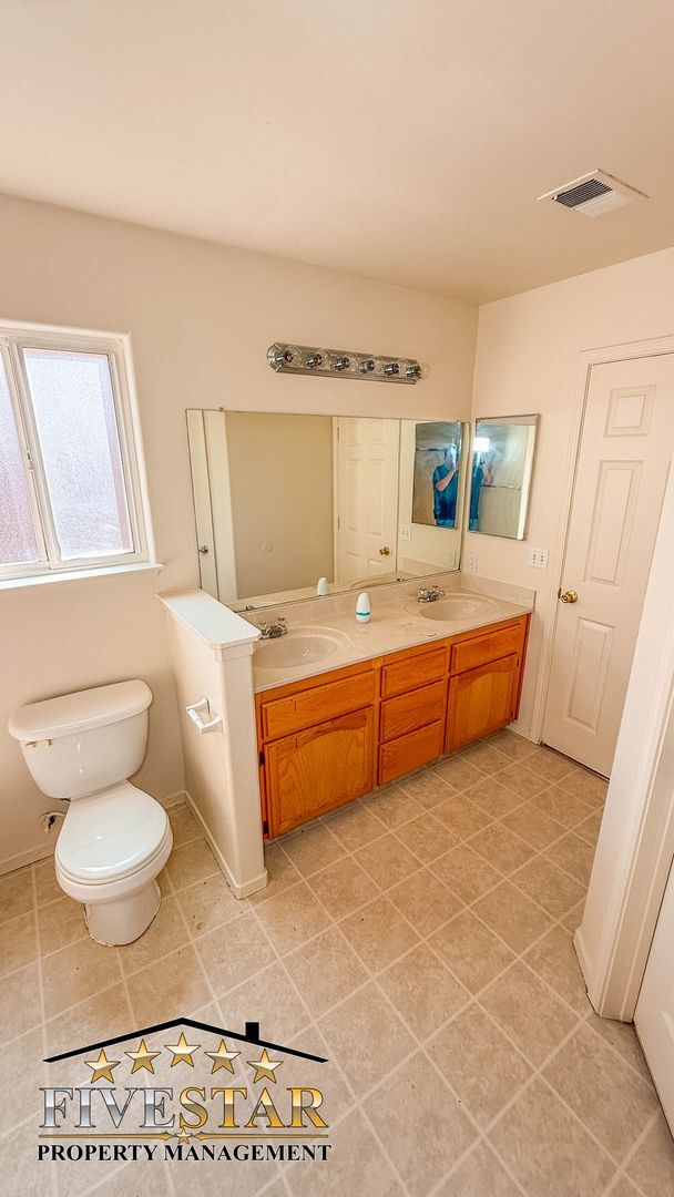 Building Photo - 2815 Flint Hills Dr