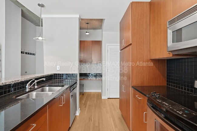 Building Photo - 943 Peachtree St NE