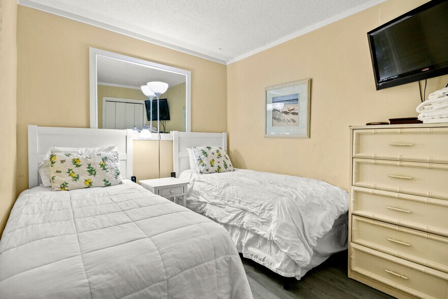 Building Photo - 5905 S Kings Hwy