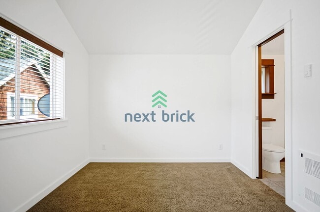 Building Photo - 3 BED & 3 BATH TOWNHOME FOR RENT