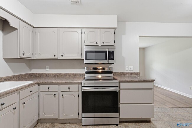 Building Photo - 102 Greenwood Cir