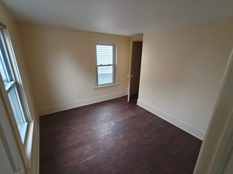 Bedroom - 702 Catherine St
