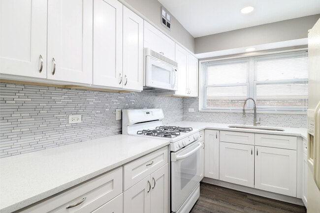 Building Photo - 6040 N Troy St