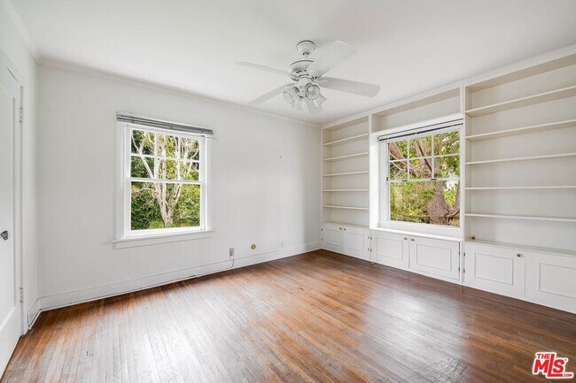 Building Photo - 809 N Bedford Dr