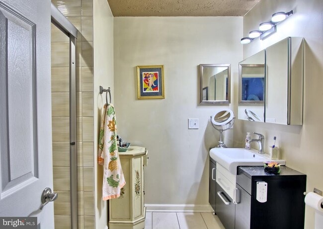 Building Photo - 534 Kennington Rd