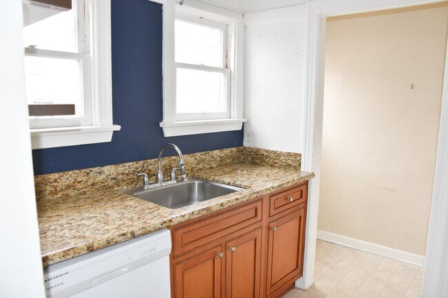 Building Photo - Palm (817-819)