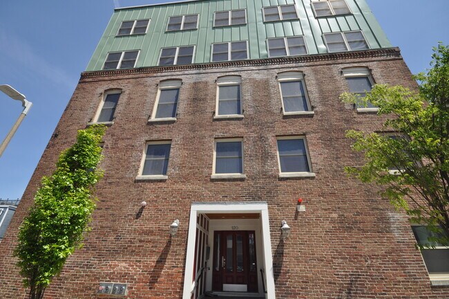 Building Photo - 120 W 7th St