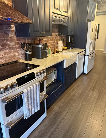 Building Photo - 515 W Main St