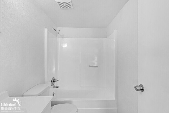 Building Photo - Beautiful 2Bdm 1Ba Apartment with Private ...