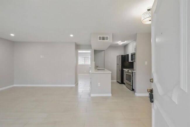 Primary Photo - 2121 Fountain View Dr