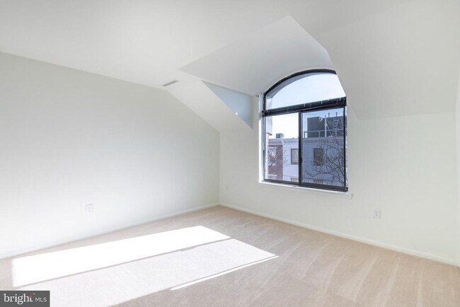 Building Photo - 327 Monroe St