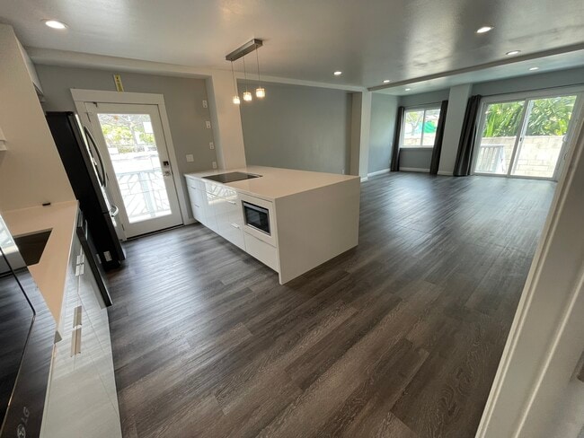 Building Photo - 6153 Kalaniana?ole Hwy